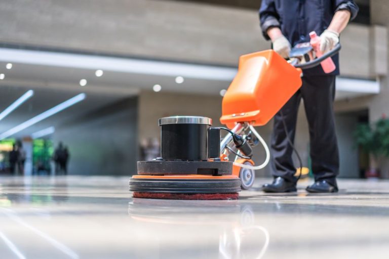 Utilisation d'une autobrosse par un profesionnel du nettoyage industriel